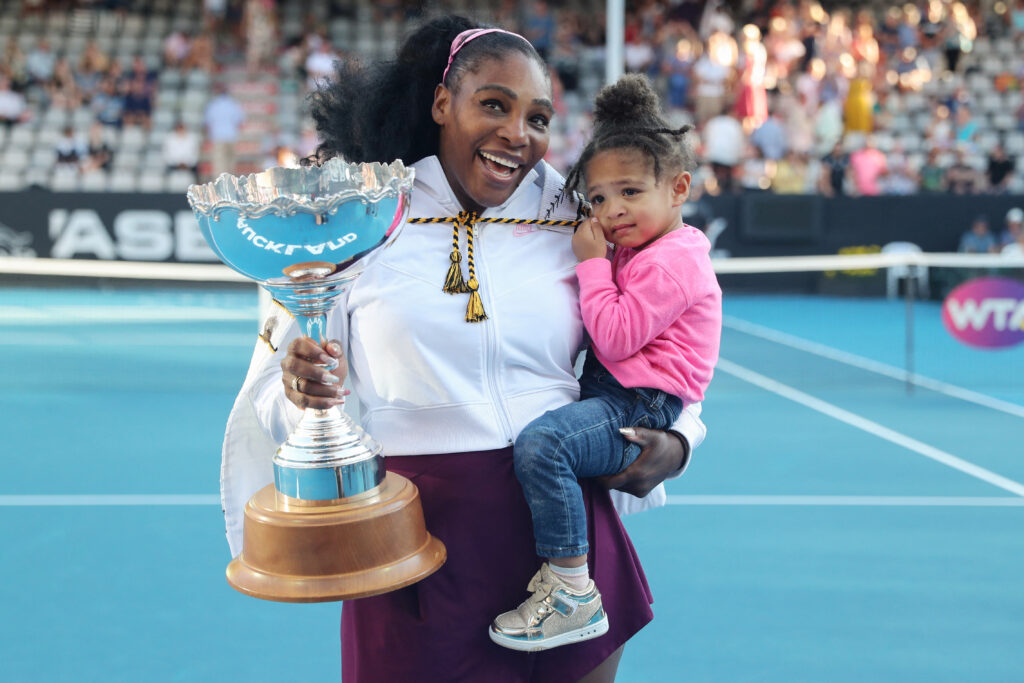 Serena Williams holding her daughter Olympia at the Auckland Classic in 2020