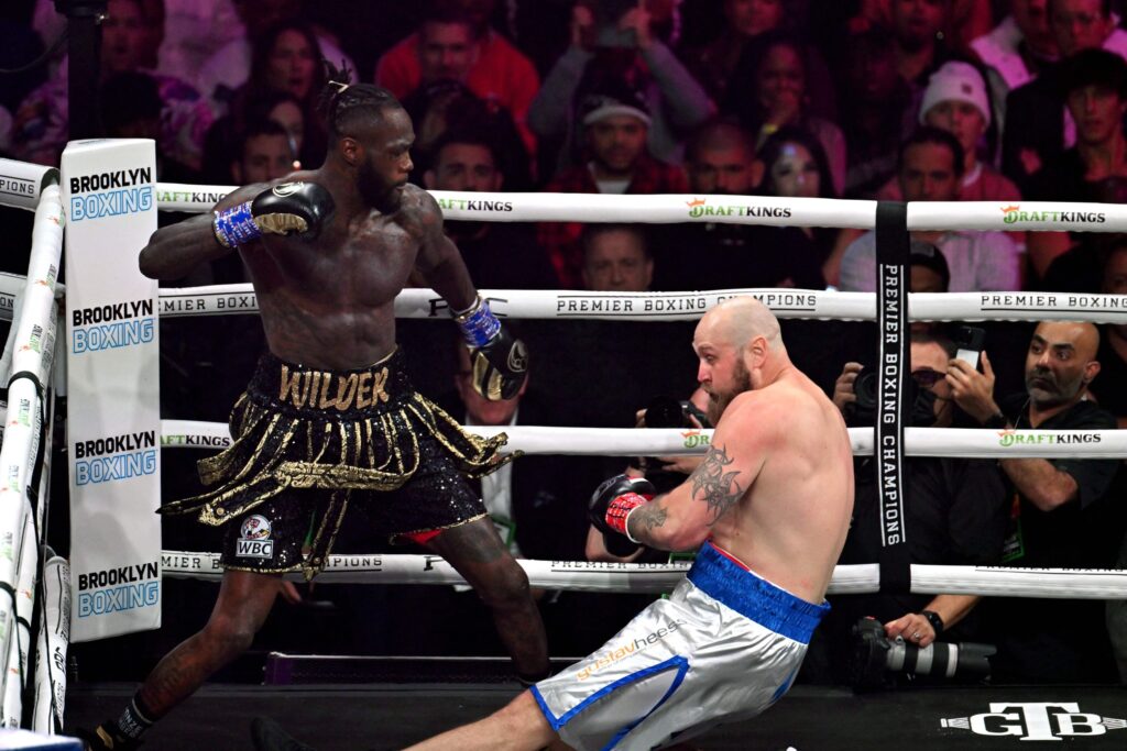 Deontay Wilder knocks out Robert Helenius