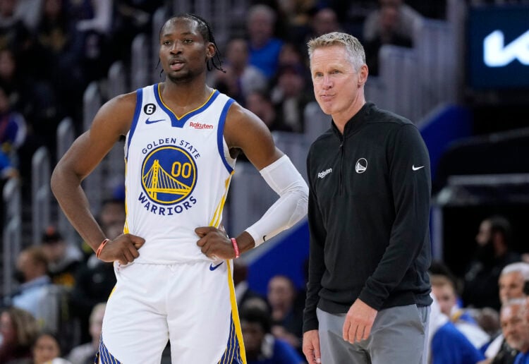 Head coach Steve Kerr and Jonathan Kuminga #00 of the Golden State Warriors talk with each other