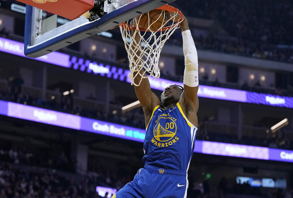 Jonathan Kuminga #00 of the Golden State Warriors dunks
