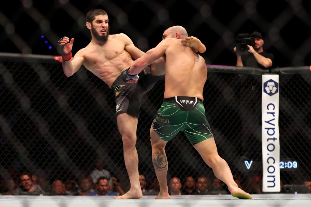 Islam Makhachev head kicks Alexander Volkanovski