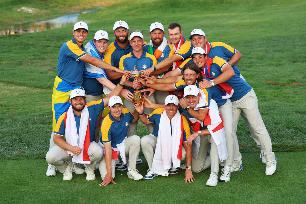 Luke Donald, Captain of Team Europe and players of Team Europe pose with the Ryder Cup trophy