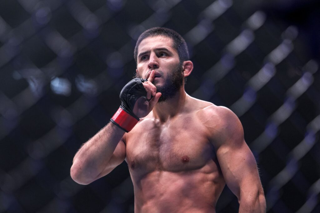 Islam Makhachev shushes crowd after Alexander Volkanovski win