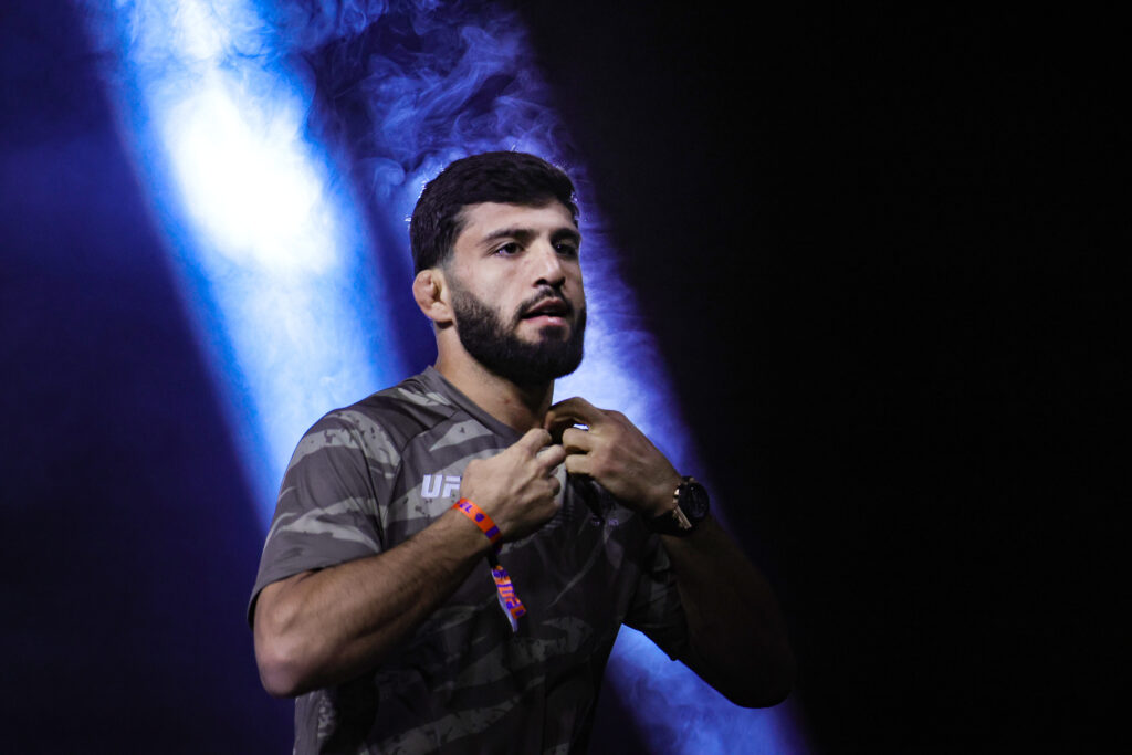 Arman Tsarukyan poses on the scale during the UFC 300 weigh-in