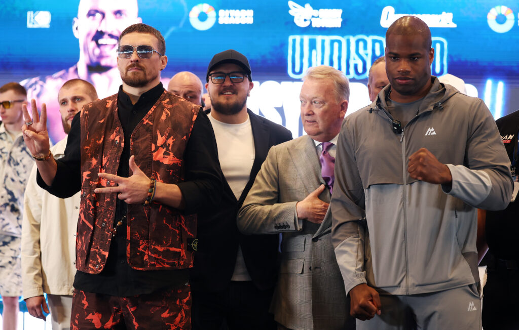 Oleksandr Usyk and Daniel Dubois pose for a photo after facing off
