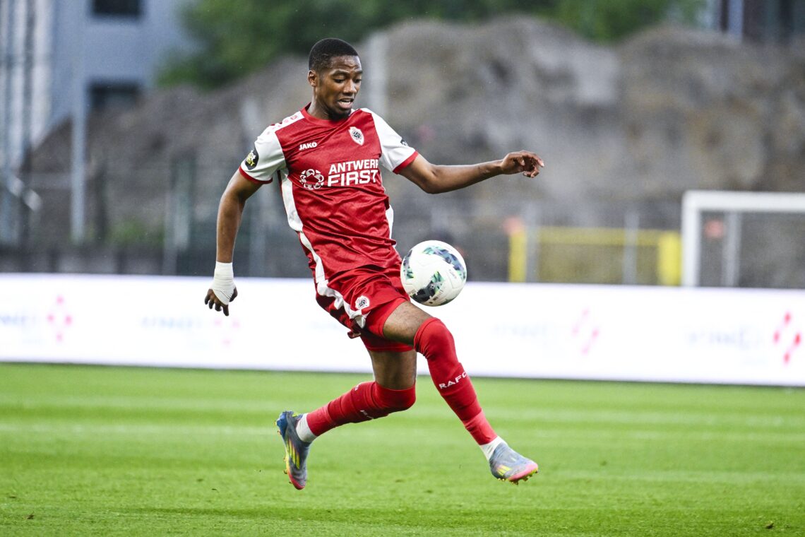 Michel Ange Balikwisha controls the ball during Royal Antwerp's clash
