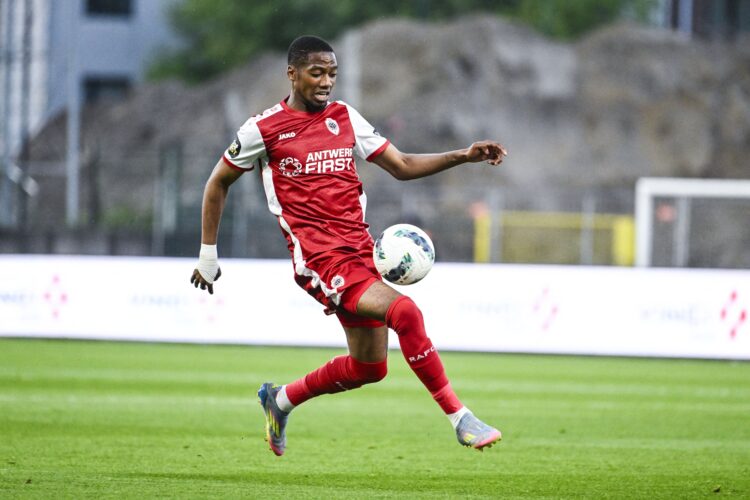 Michel Ange Balikwisha controls the ball during Royal Antwerp's clash