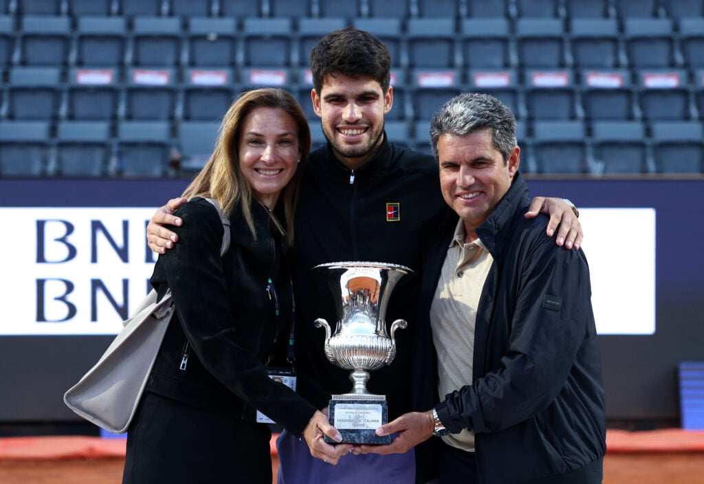Carlos Alcaraz posing with his mother and father at the Rome Open