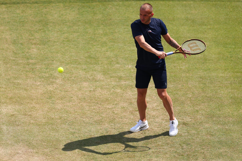 Dan Evans practicing at Queen's in 2025
