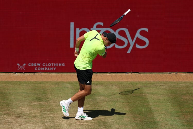 Jakub Mensik smashing his raquet at Queen's Club