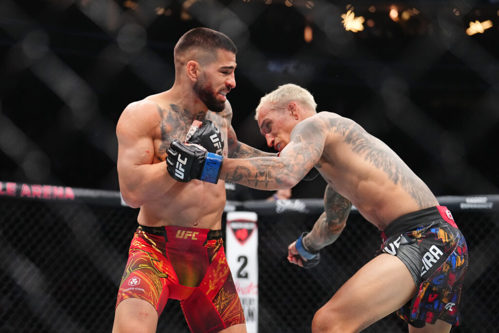 Ilia Topuria knocks out Charles Oliveira during UFC 317 main event fight