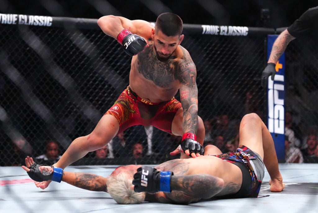 Ilia Topuria knocks out Charles Oliveira