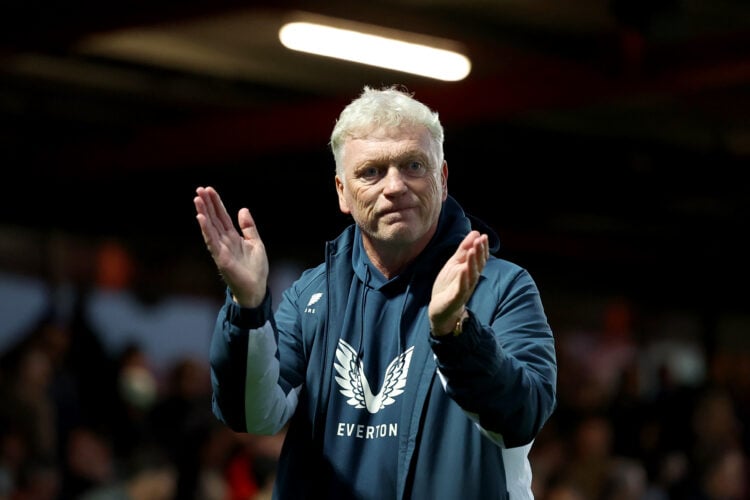 David Moyes applauds during Accrington Stanley vs Everton