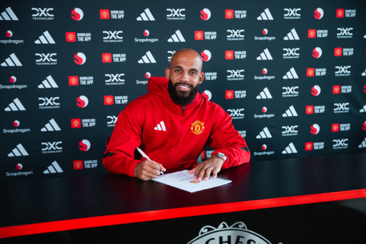 Bryan Mbeumo signs his new Manchester United contract