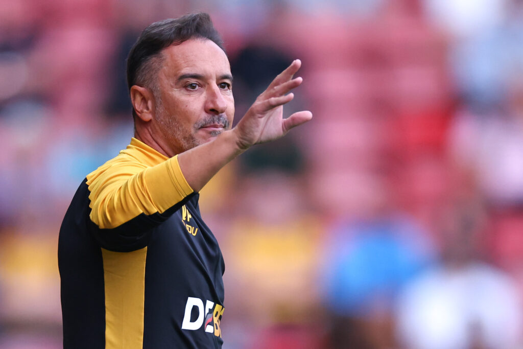 Vitor Pereira reacts during Wolverhampton Wanderers v RC Lens
