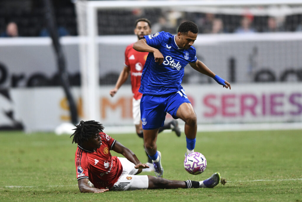 Players battle for the ball between Manchester United and Everton FC