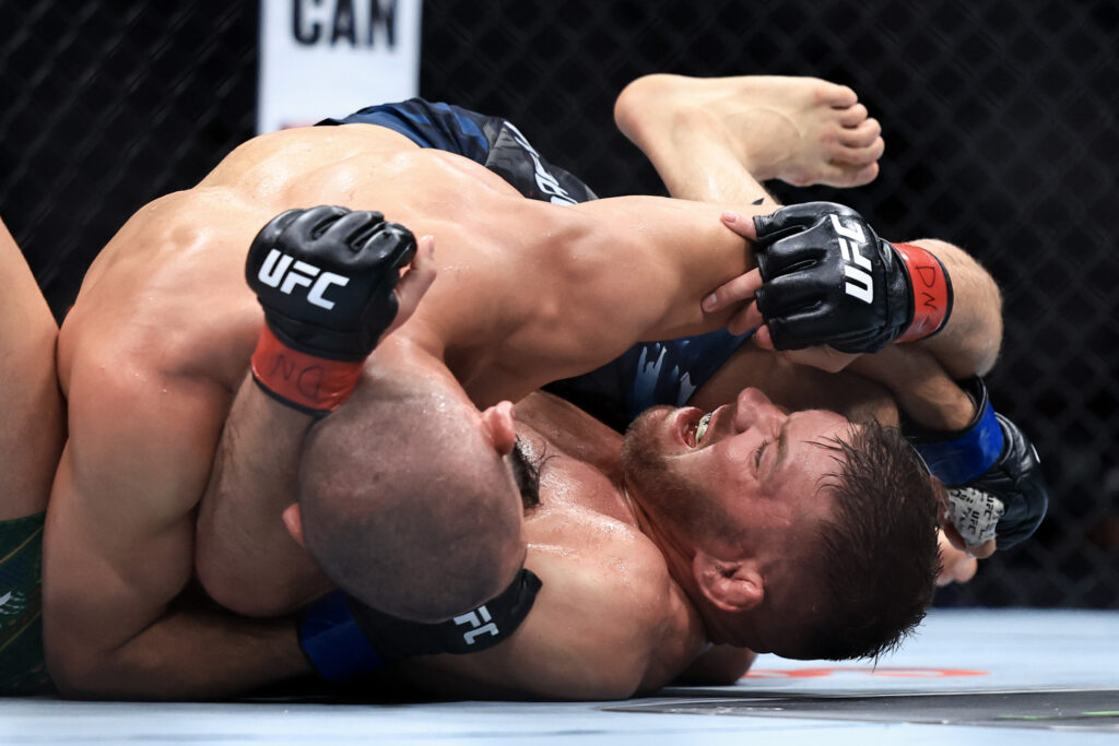 Dricus Du Plessis attempts to defend Khamzat Chimaev takedown