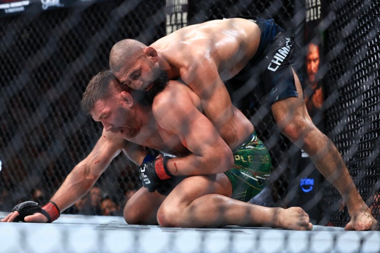 Khamzat Chimaev grapples Dricus Du Plessis