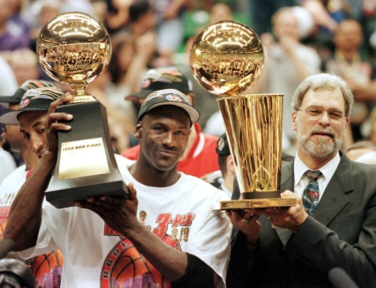 Michael Jordan (L) and Chicago Bulls head coach Ph