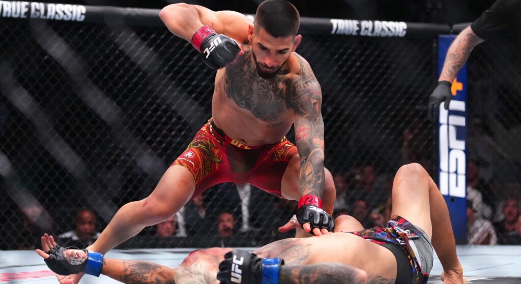 Ilia Topuria knocks out Charles Oliveira at UFC 317